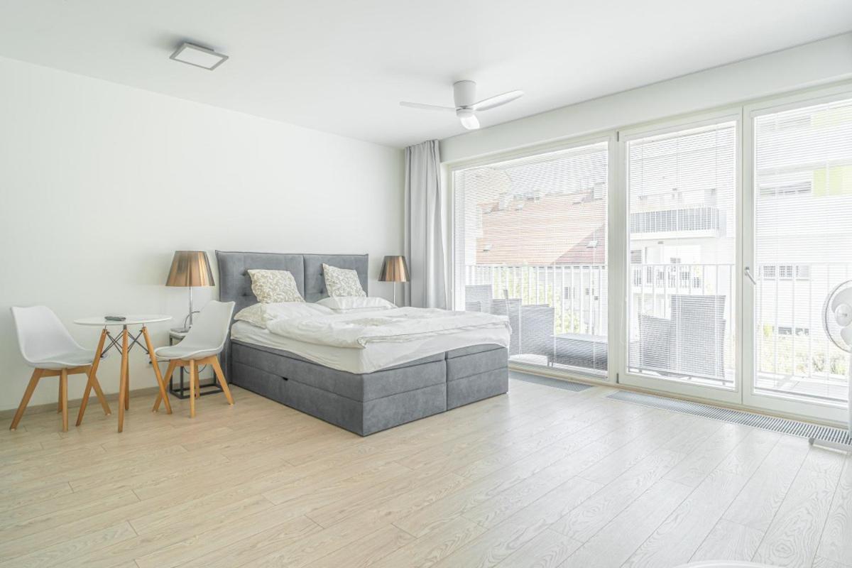 Apartment Karel With Garage Parking Praga Exterior foto